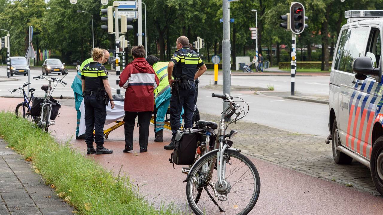 Hulpverleners buigen zich over het slachtoffer. (Foto: Tom van der Put/MaRicMedia)