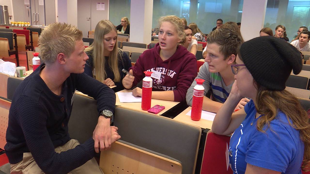 De studenten zitten 24 uur in de collegebanken