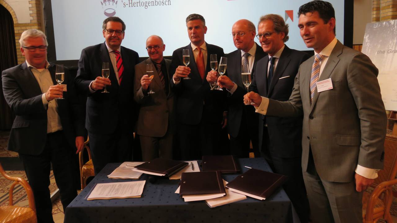 De initiatiefnemers brengen een toost uit op de plannen voor een 'big data-universiteit'.