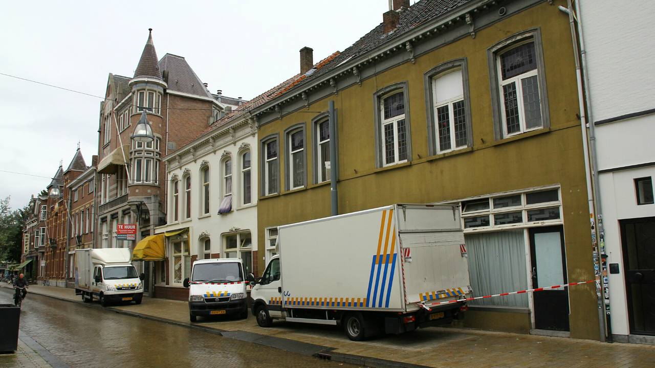 De wietkwekerij werd ontdekt in dit pand (foto: Jeroen Stuve/Persbureau Stuve Fotografie).