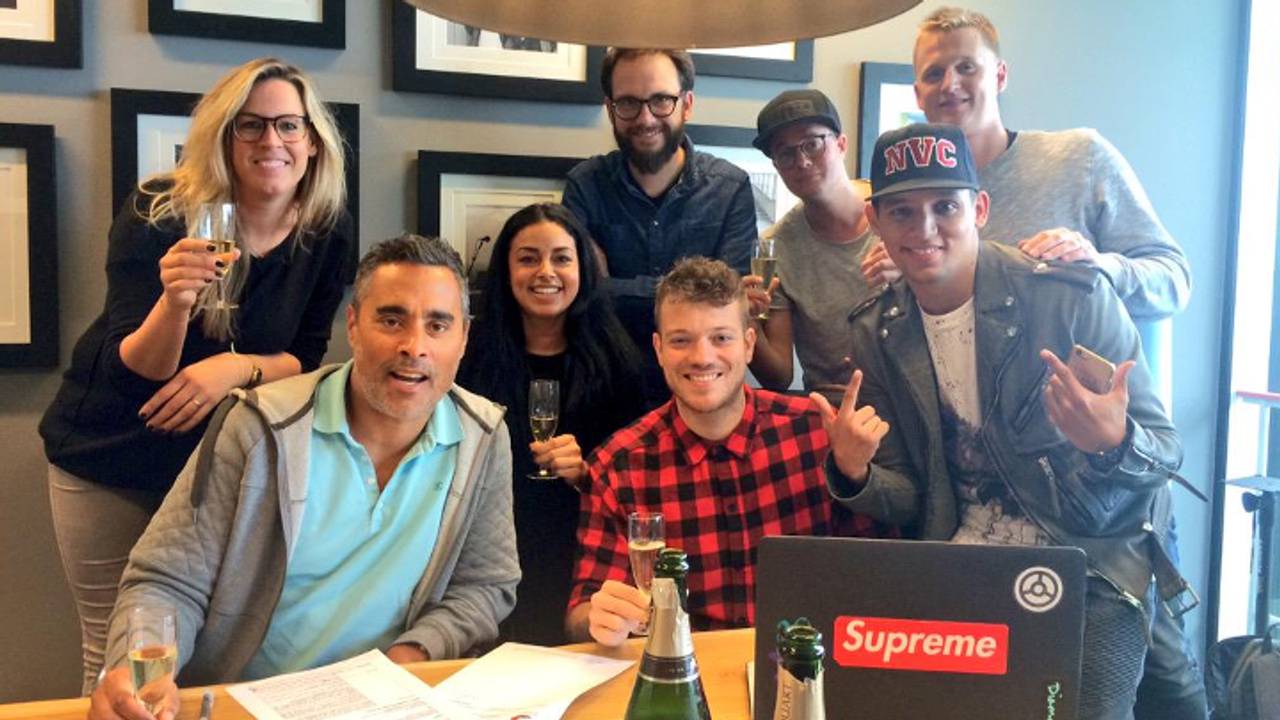 Gers Pardoel tekent contract (foto: @SonyMusicNL / Twitter)