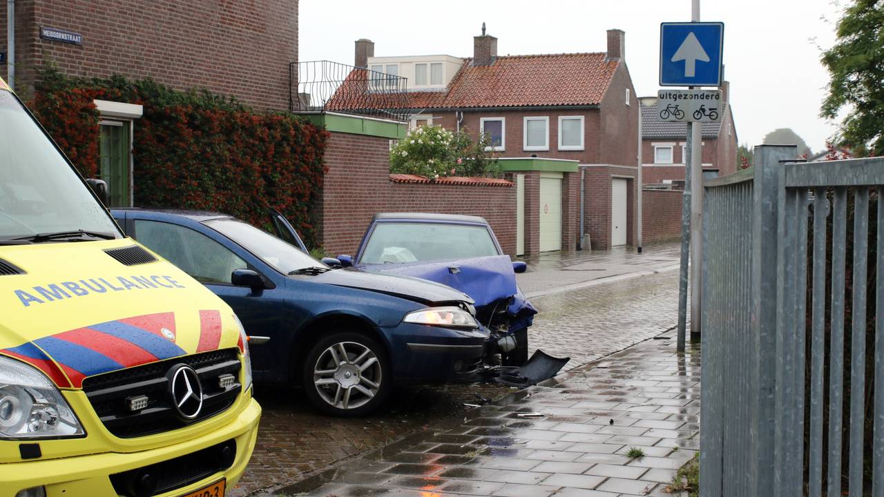 Bij de aanrijding ontstond een flinke ravage. (Foto Mathijs Bertens/Stuve fotografie)