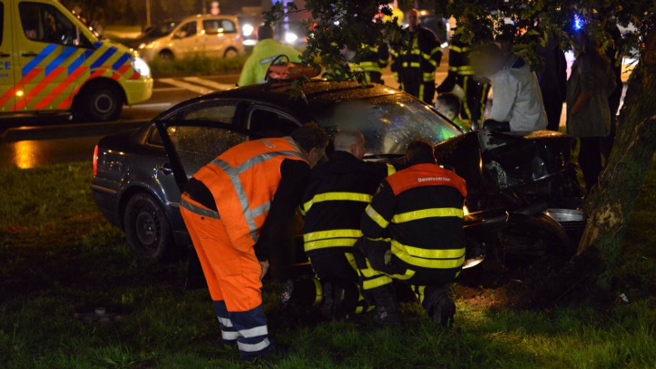 Auto eindigde tegen boom. (foto: Perry Roovers / SQ Vision)