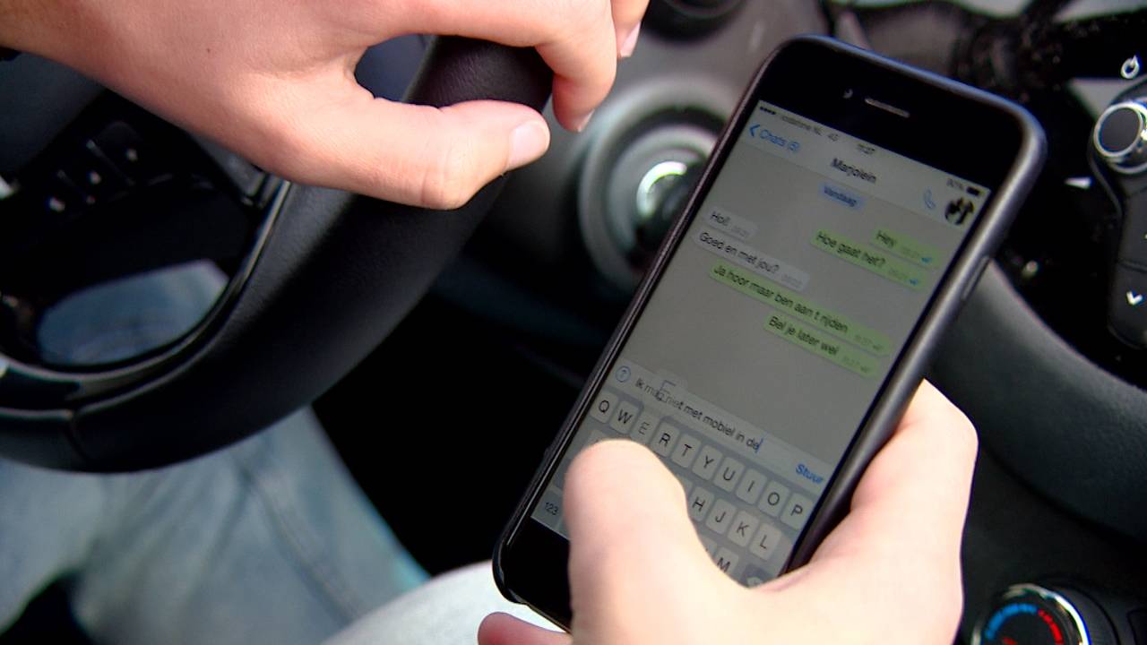 Zeventien vrachtwagenchauffeurs op A67 beboet voor niet handsfree bellen achter het stuur