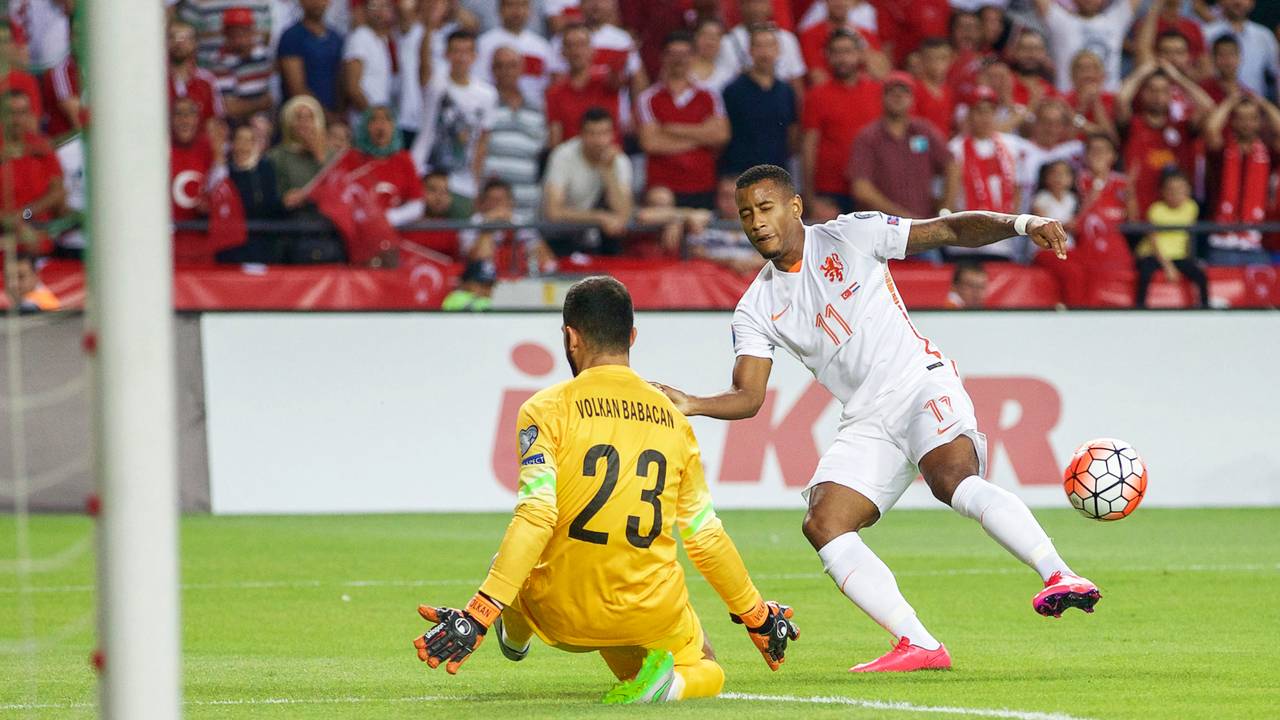 PSV'er Luciano Narsingh mist een opgelegde kans (foto: VI Images).