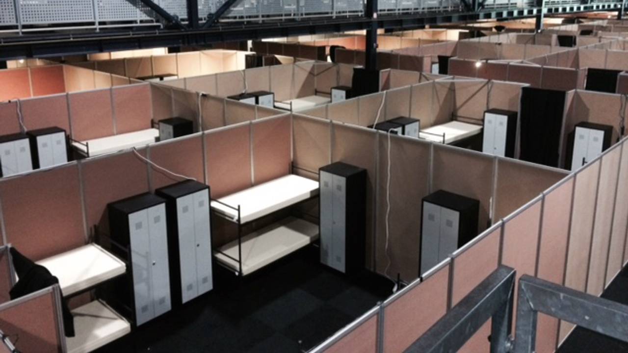 De tijdelijke noodopvang in het Autotron in Rosmalen