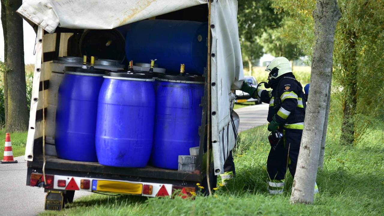 Aanhanger met drugsvaten gevonden. (foto: Maickel Keijzers/Hendriks Multimedia)