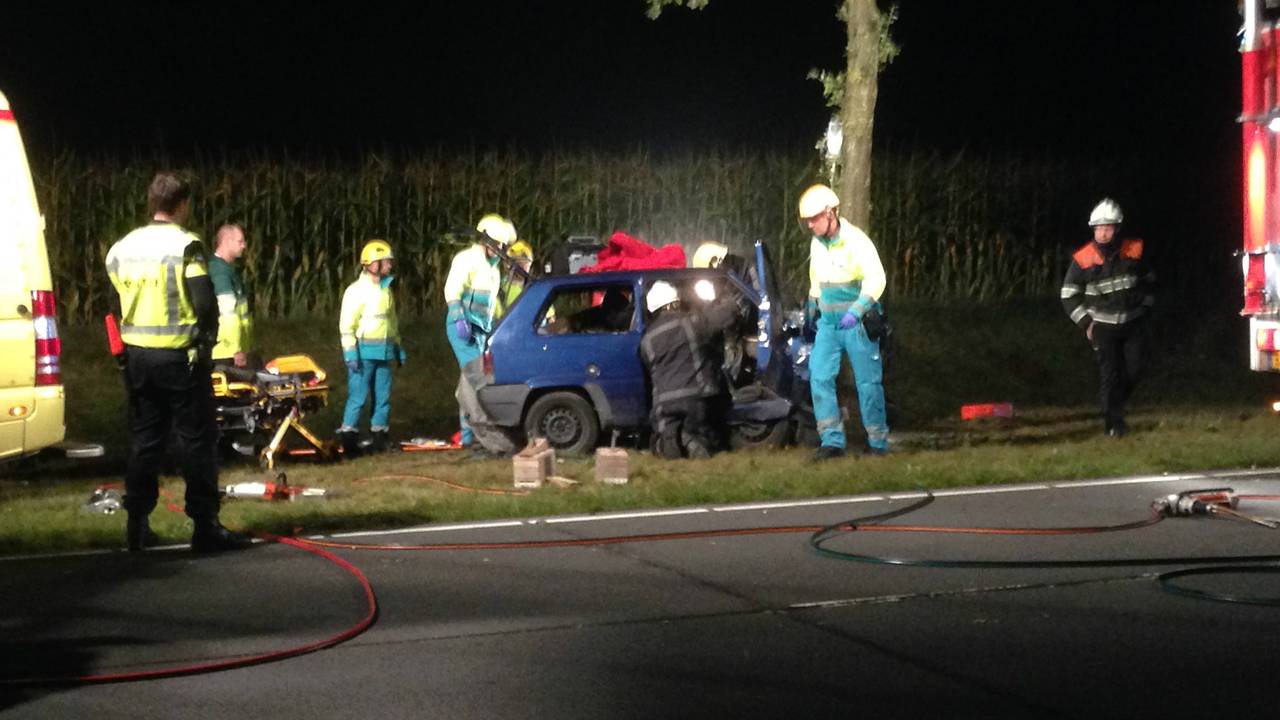 Auto tegen boom in Lieshout. (foto: Harrie Grijseels/SQ Vision)
