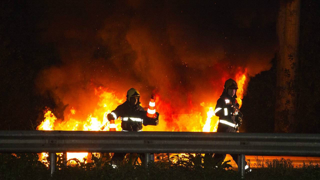 Auto vliegt in brand op A2 bij Best. (foto: Sander van Gils/SQ Vision)