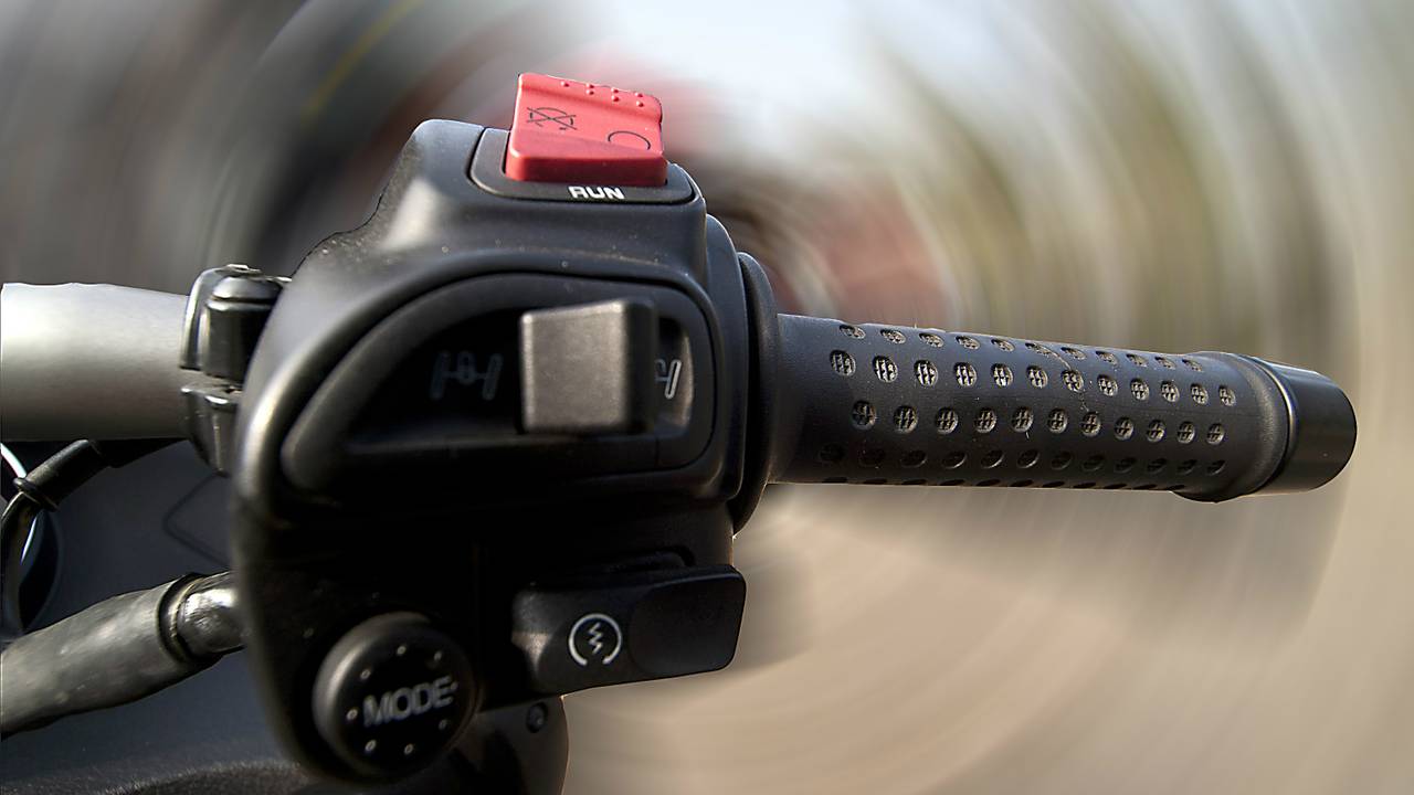 Scooterrijder rijdt een man aan. (archieffoto: Flickr/KjellEson)