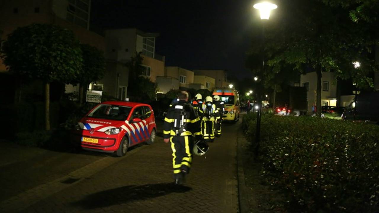 Hulpverleners in de Wim Sonneveldstraat. Archieffoto: Erik Haverhals/FPMB