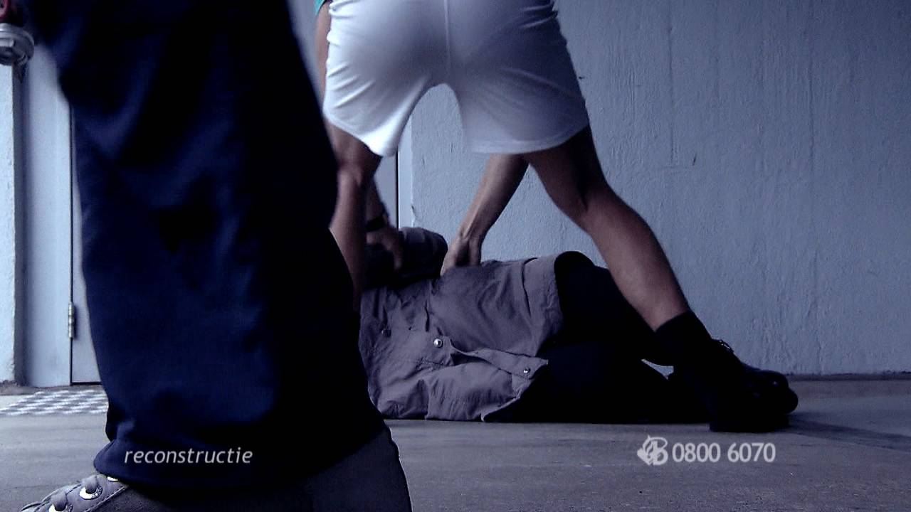 De zussen zijn met geweld beroofd.