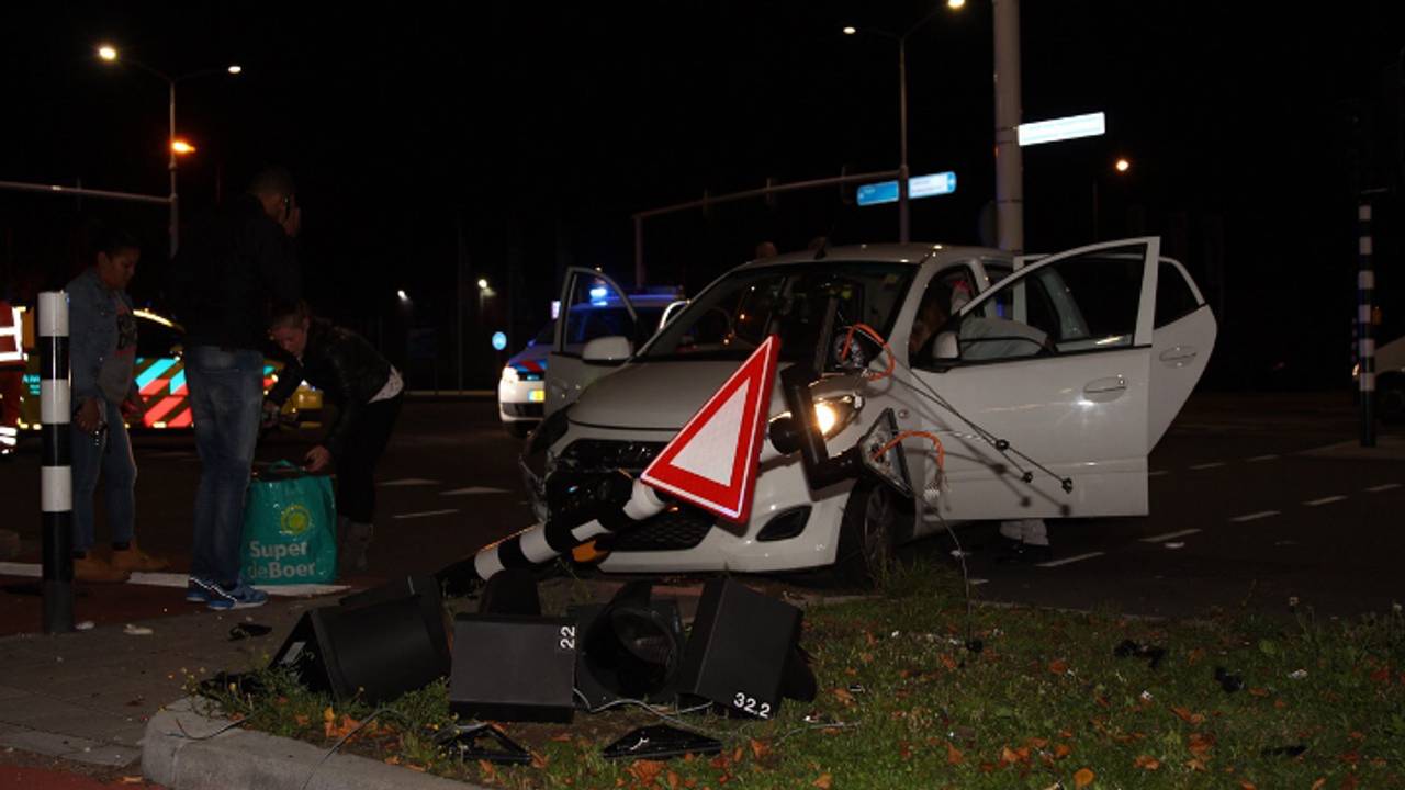 Verkeerslicht beschadigd (foto: Kevin Mommersteeg / MaRicMedia)