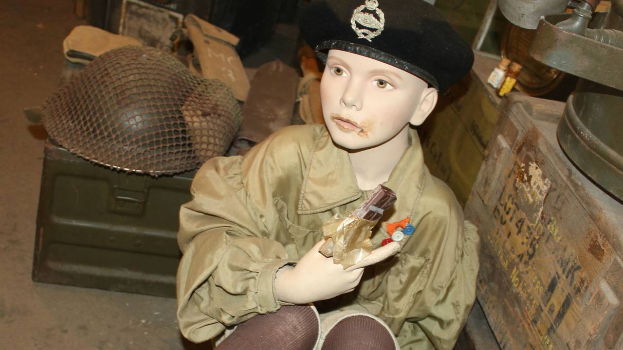 Jongetje met bevrijdingschocolade (Uit het Achterhoeks Museum 1940-1945)