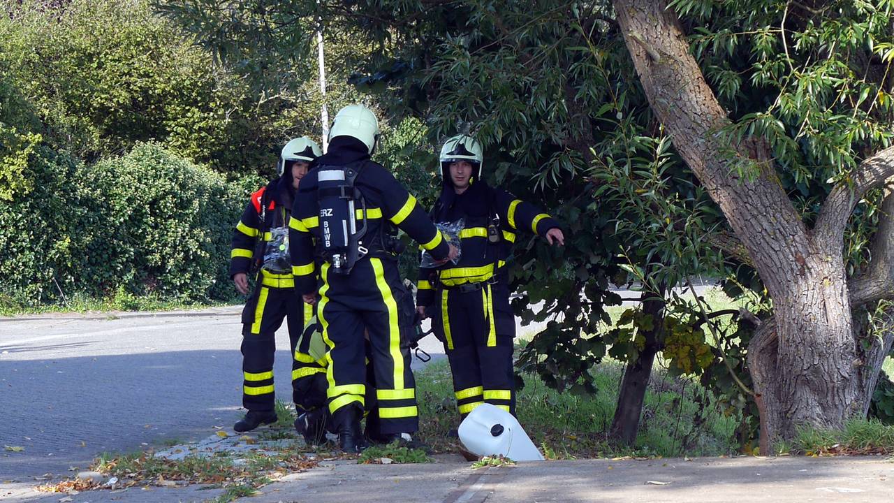 Brandweerlieden bekijken een van de vaten. (foto: Perry Roovers/SQVision)