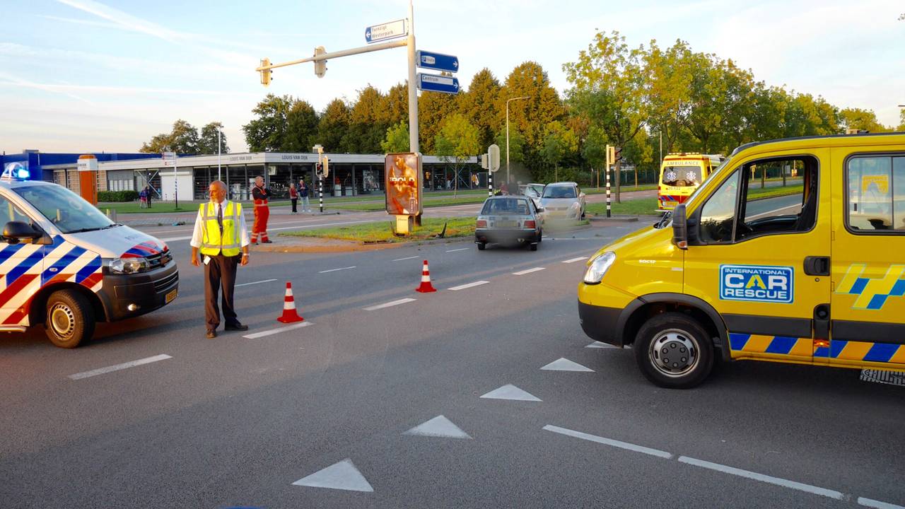 Hulpverleners regelen de afhandeling. (foto Perry Roovers/SQ Vision)