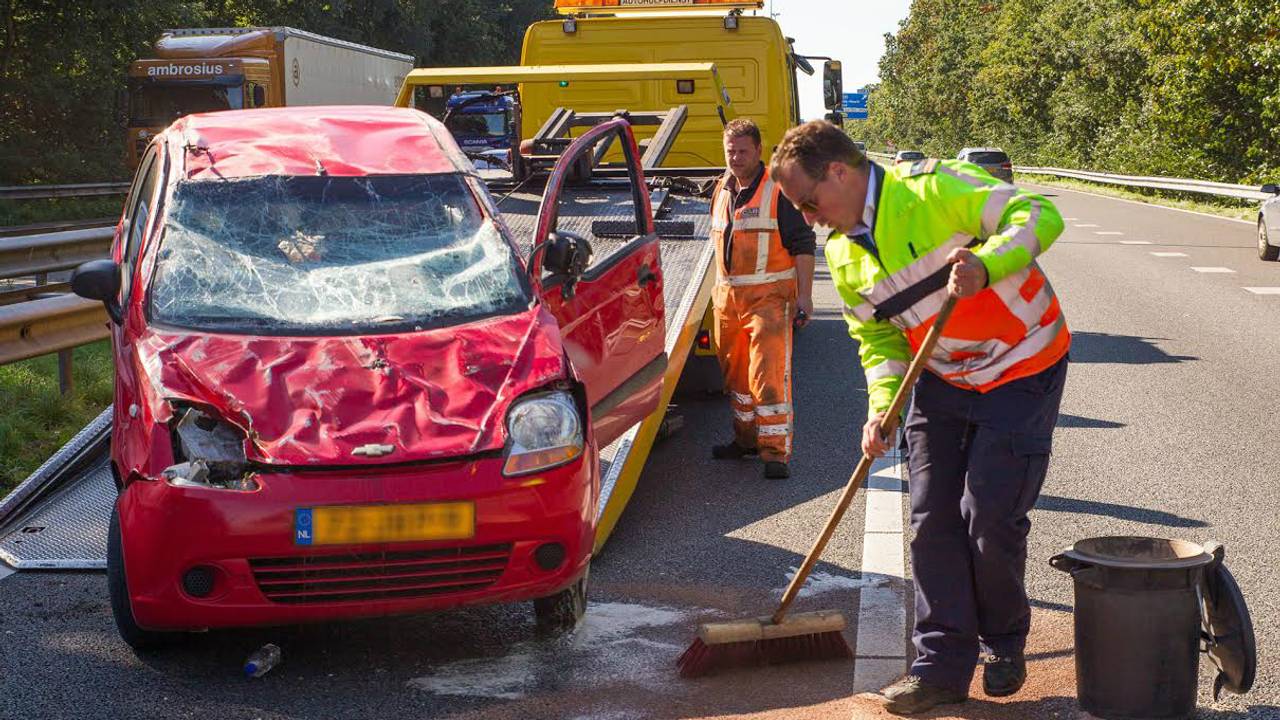 De bestuurster raakte gewond (Foto: Marcel van Dorst, MaRicMedia)