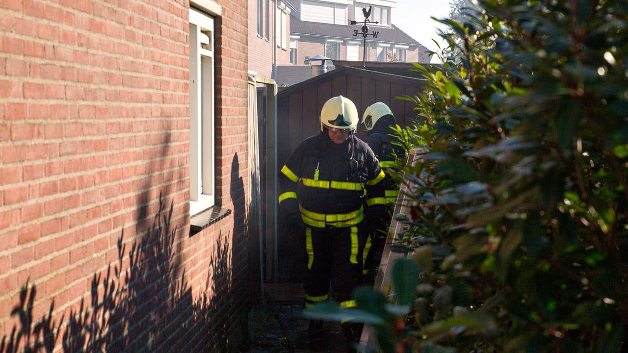 Brandweerlieden aan het werk in de Frans Halsstraat. Foto Marcel van Dorst/MaRicMedia