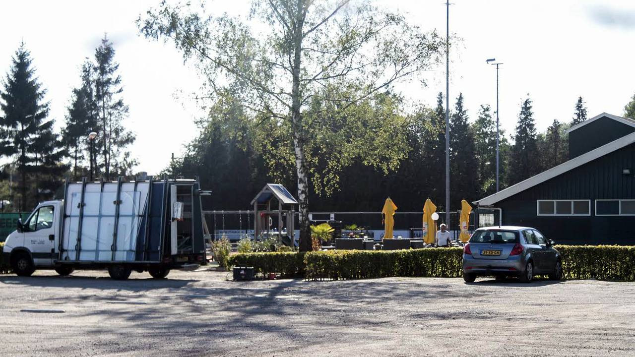 De glashandel vervangt de ingegooide ruit. (Foto: Alexander Vingerhoeds)