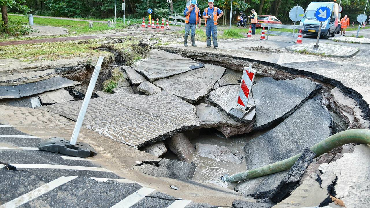 Sinkhole in Gilzerbaan (foto: Toby de Kort / De Kort Media)