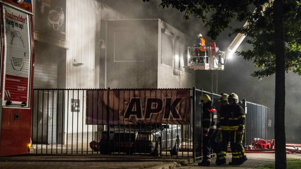 Brand bij VDG Autoservice in Halsteren. (foto: Alexander Vingerhoeds/Obscura Foto).