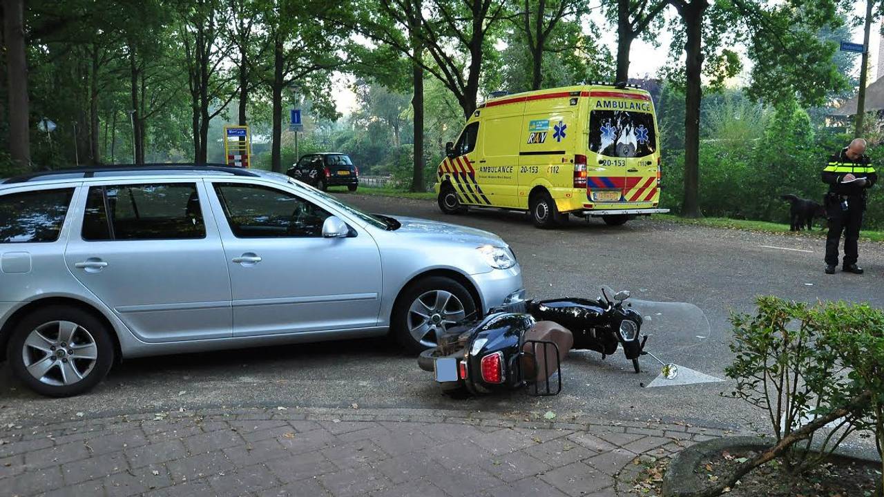 Aanrijding tussen scooter en auto in Waalwijk. (foto: FPMB/Marvin Doreleijers)