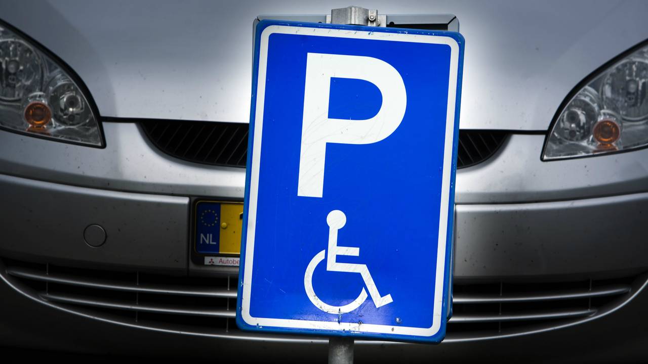 De man had de laatste overgebleven invalideparkeerplaats.