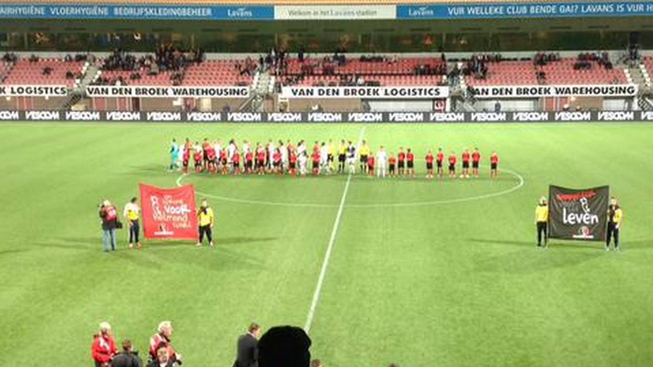 Spelers beginnen aan de wedstrijd (bron: @HelmondSport / Twitter) 