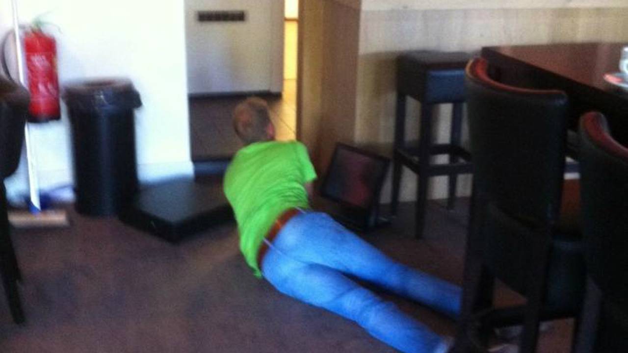 Monteur vervangt kassa bij tennisclub (Foto: Tennisvereniging Riel)