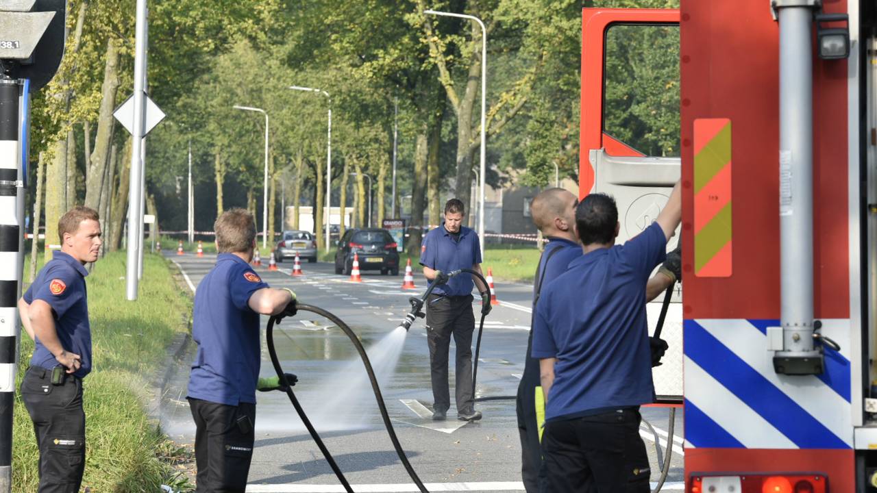 De weg wordt natgespoten door de brandweer. (Foto: Jack Brekelmans / Persburo-BMS)