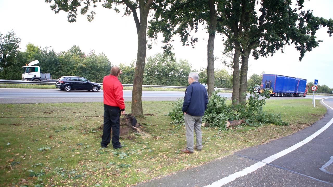 Bekenden van de bestuurder op de onheilsplek. (Foto: Hans van Hamersveld / Kijk en Klik Media)