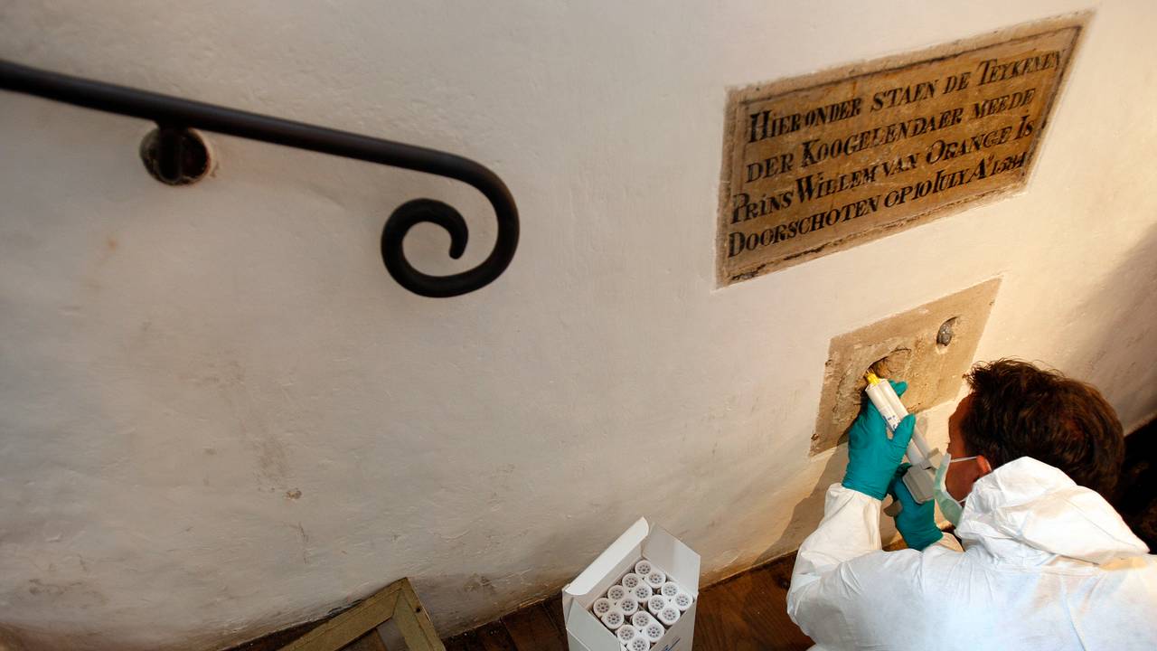 Voor het onderzoek werden in 2008 ook afdrukken van de kogelgaten gemaakt (Foto: ANP)