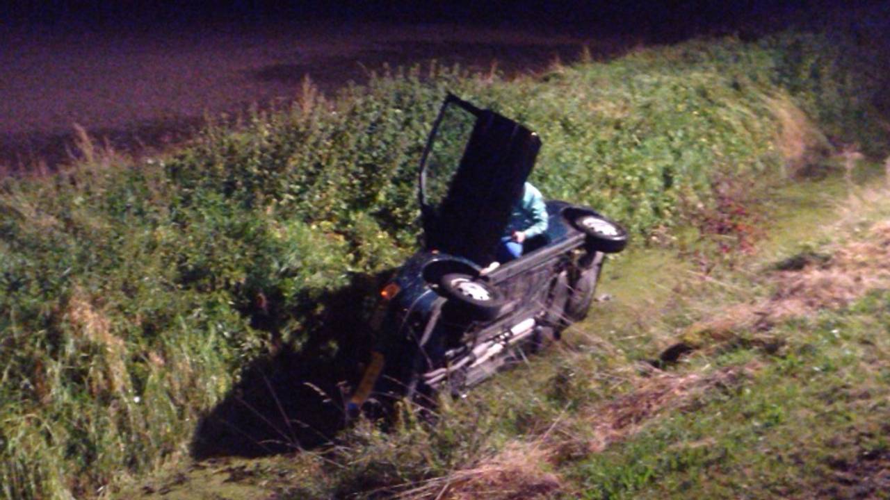Auto in de sloot (foto: Harrie Grijseels / SQ Vision)