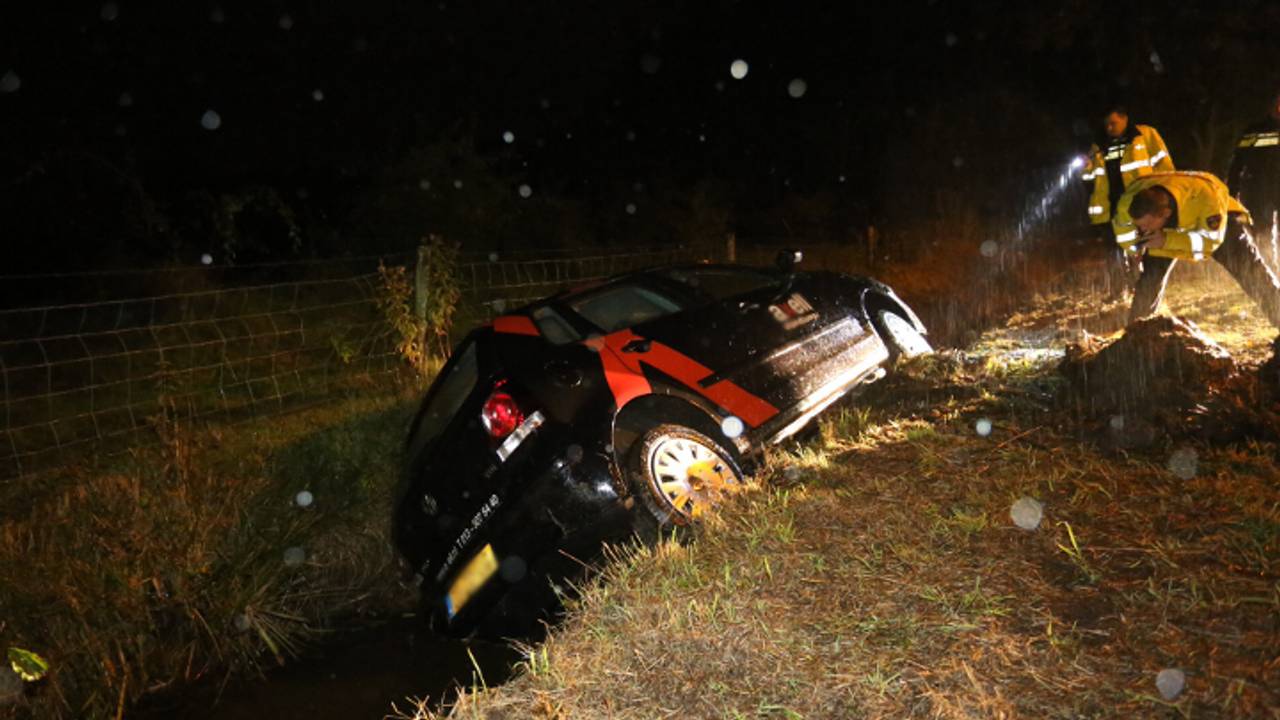 Auto in de sloot (foto: SQ Vision)