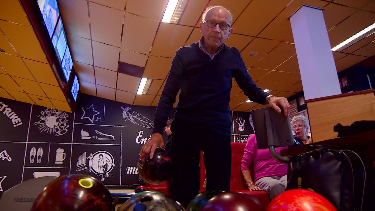 De 95-jarige Nico van Alphen komt graag elke week bowlen.