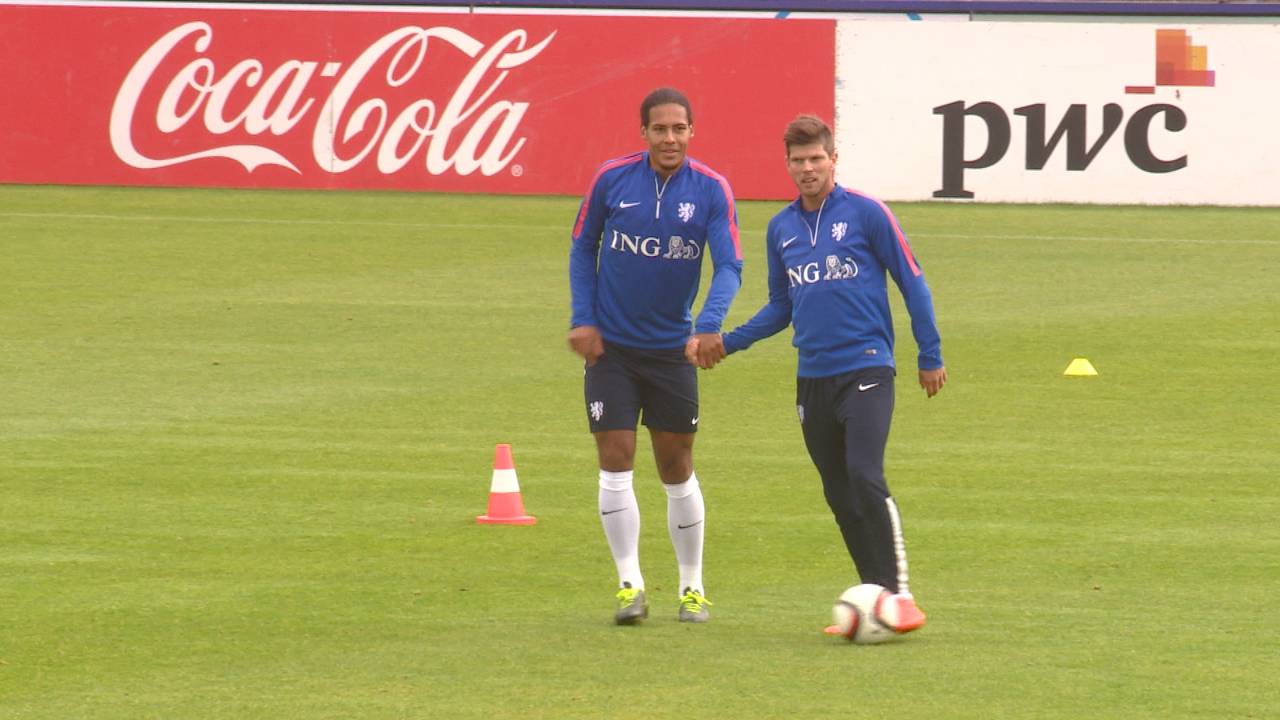 Virgil van Dijk hand in hand met Klaas-Jan Huntelaar.
