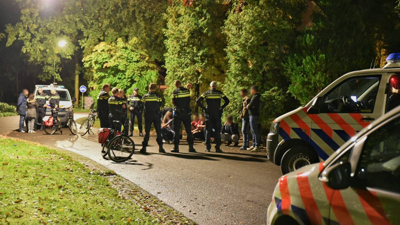 Politie ter plekke in Oisterwijk (foto: Toby de Kort / De Kort Media)
