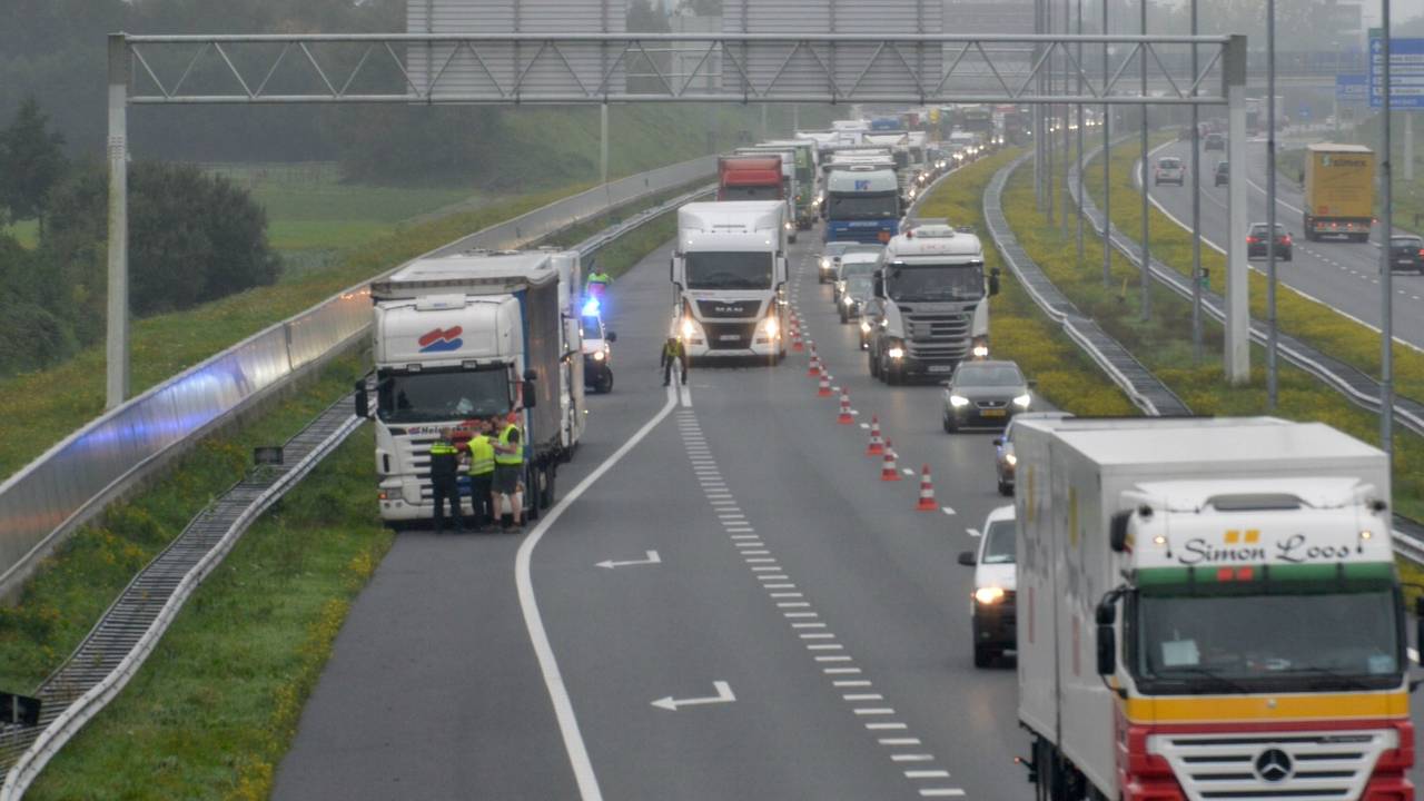 Bij het ongeval waren vier vrachtwagens betrokken. (foto: Perry Roovers/SQ Vision).