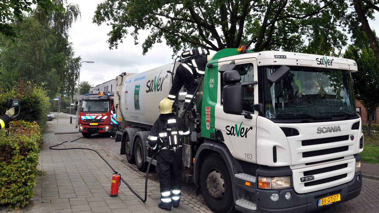 Brandweerlieden controleren of het vuur helemaal gedoofd is. Foto Lars Windsma