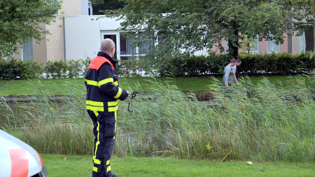 Hulpverleners in waadpakken zoeken in het water. Tom van der Put/MaRicMedia