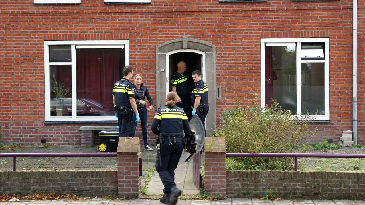 Politiemensen gaan het huis in Kaatsheuvel binnen. (Foto Martijn van Bijnen/FPBM)
