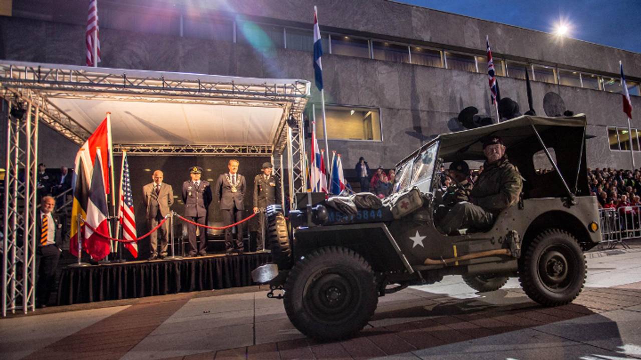 Defilé (foto: Rob Engelaar / Infocus Mediaproducties)