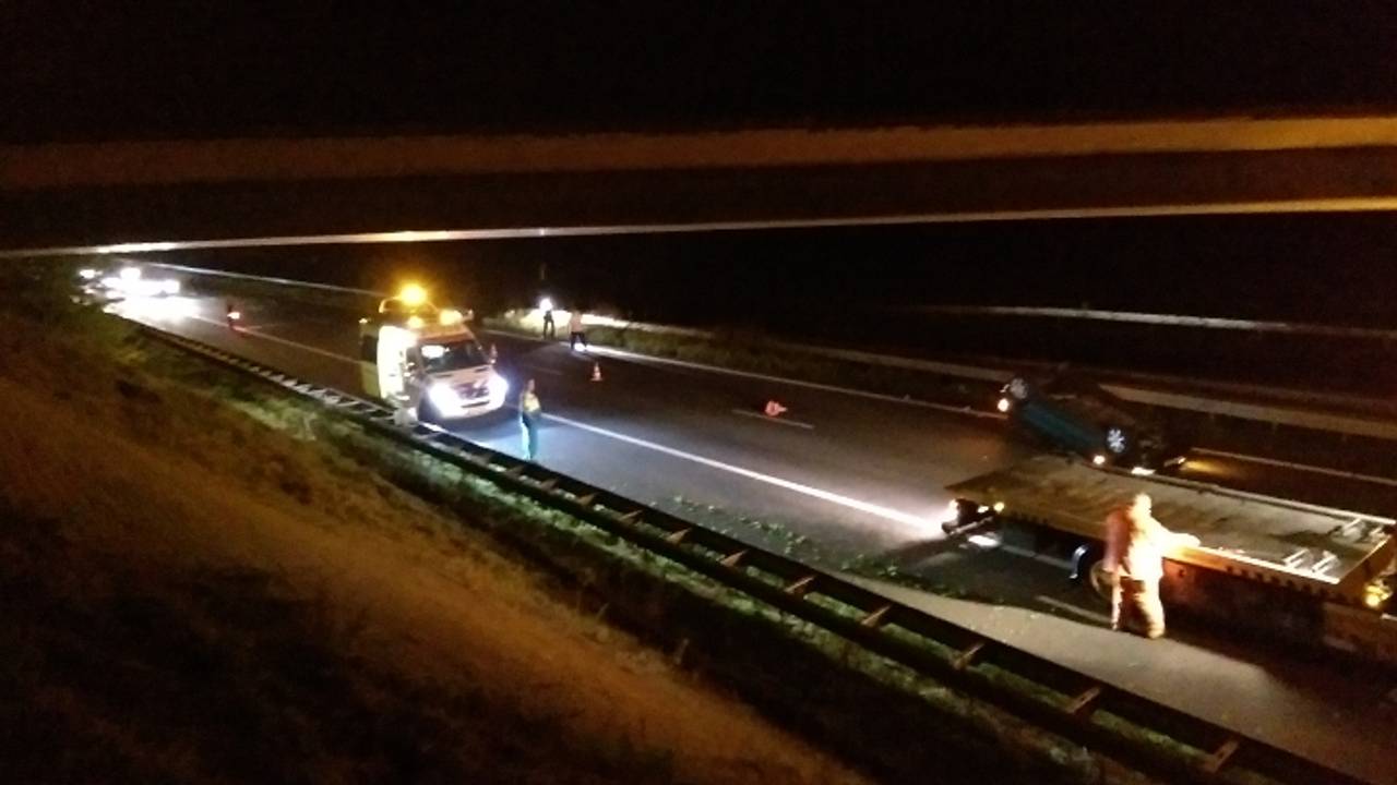 Auto op de kop (foto: Saskia Kusters / SK-Media)