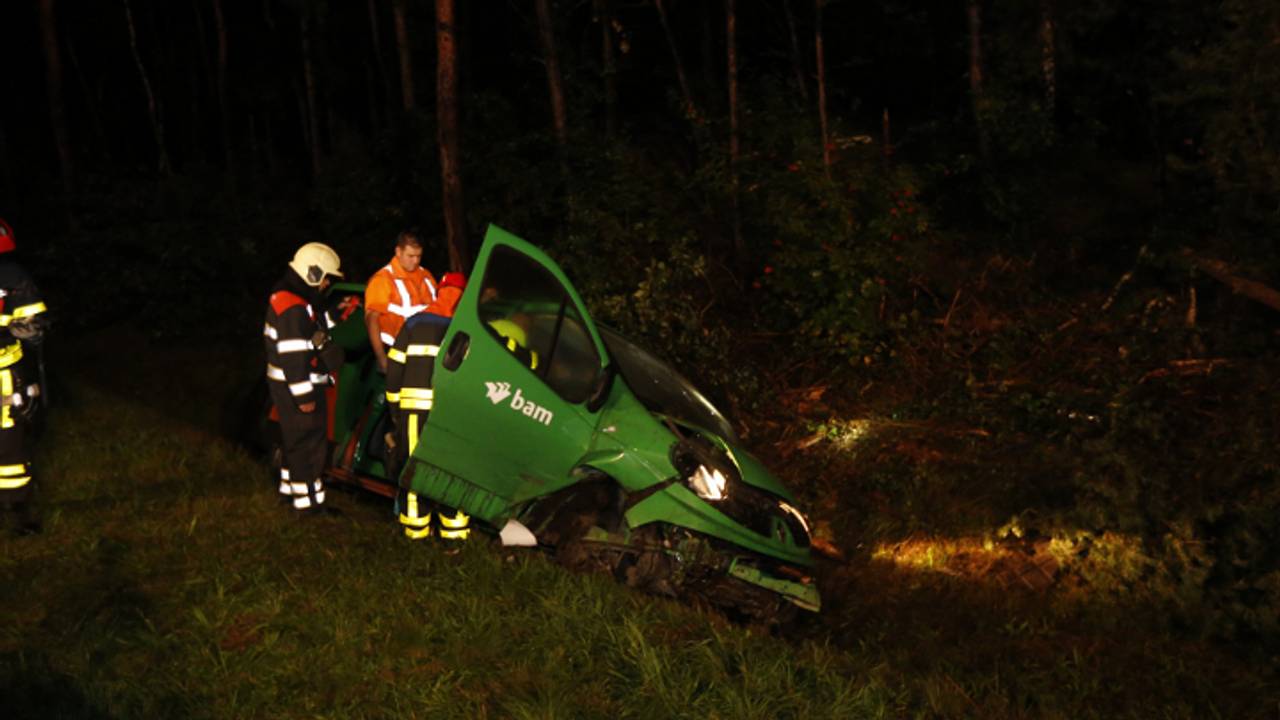 Auto in de berm (foto: Thymen Stolk Fotografie)