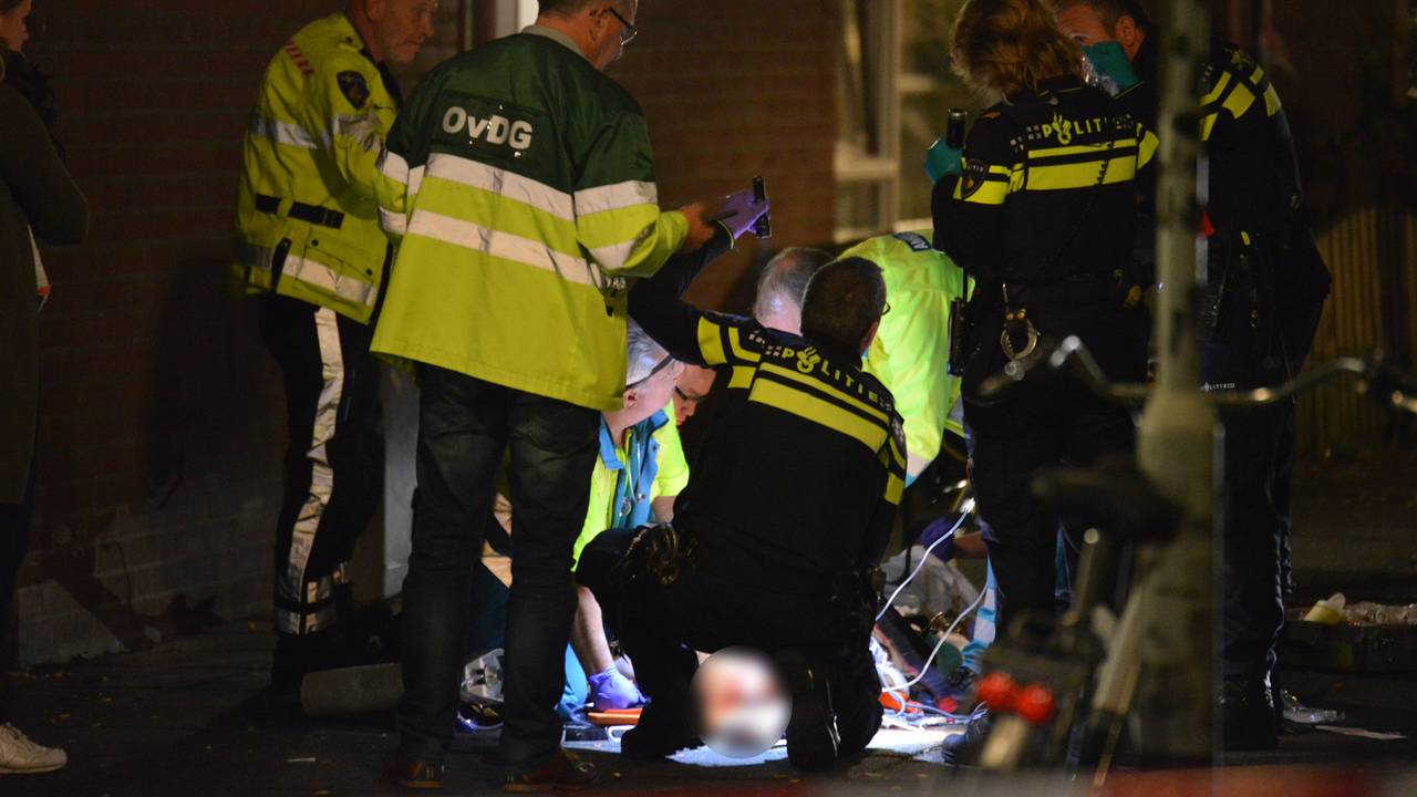 Man zwaargewond na val van balkon. (foto: Perry Roovers/SQ Vision)