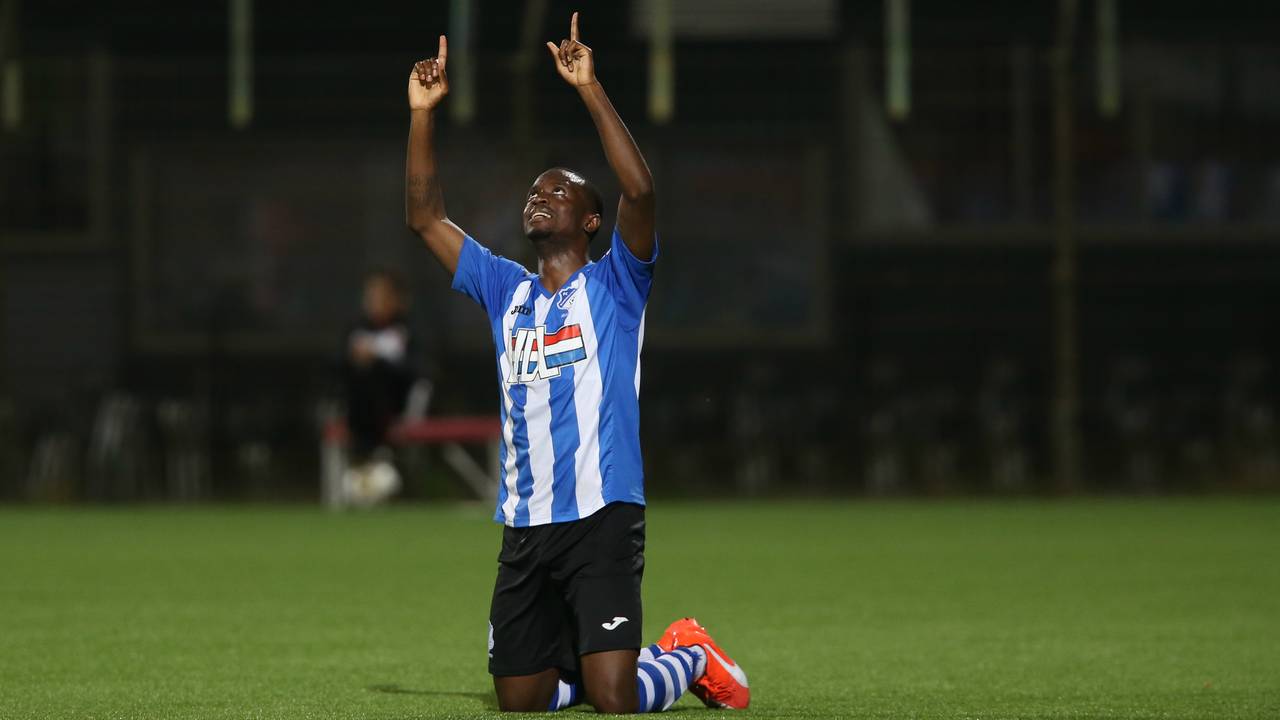 Christopher Mandiangu juicht na zijn goal (Foto: VI Images).