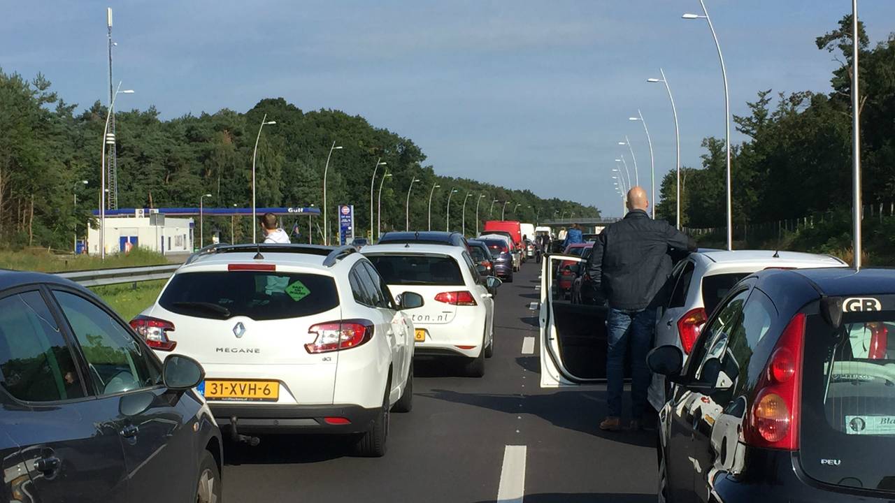 Flinke file op snelwegen door ongeluk met meerdere autos.