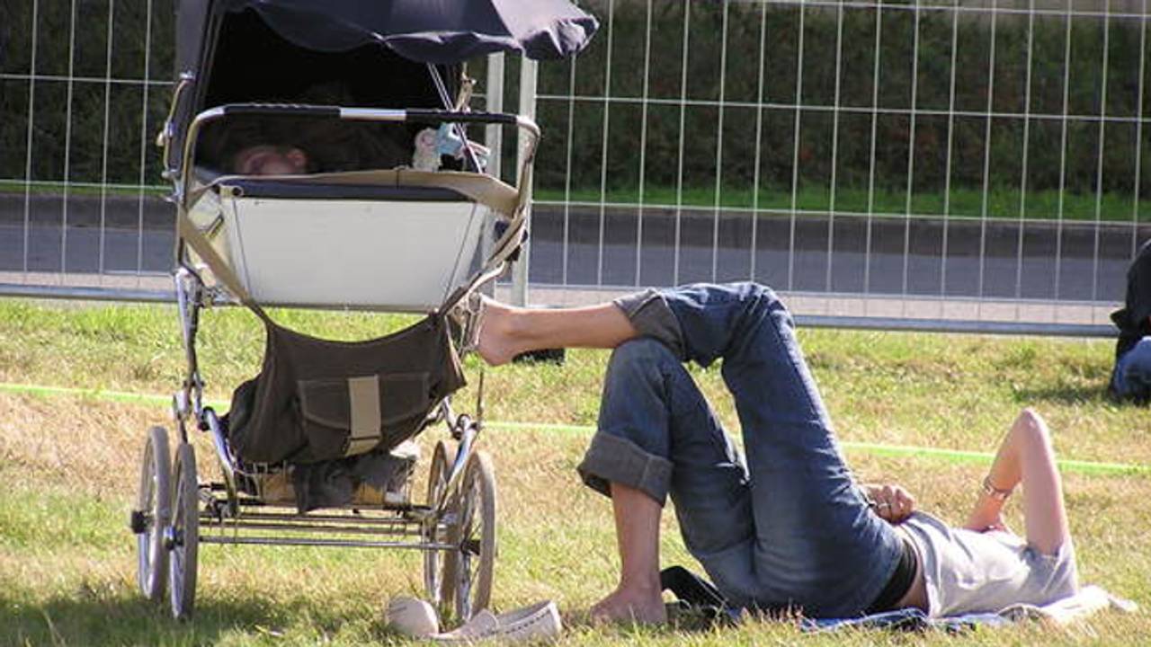 De vrouw liep met een kinderwagen over de Tilburgsebaan. (archieffoto)