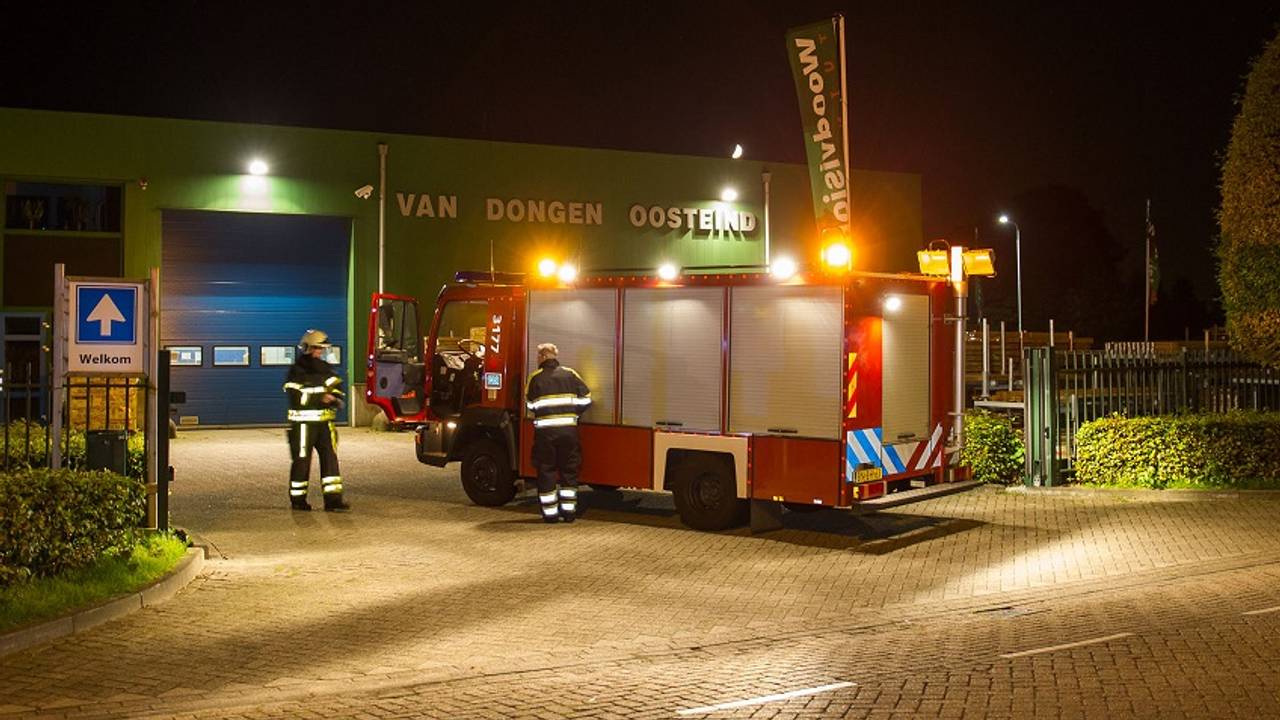 Vat met waterstofperoxide lekt bij Van Dongen in Oosteind (SQ Vision).