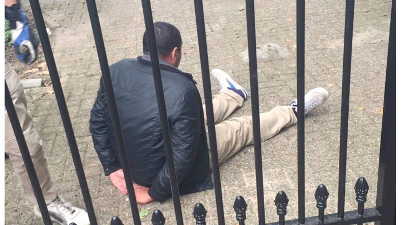 De opgepakte man (foto: Jeroen Stuve / Stuve Fotografie).